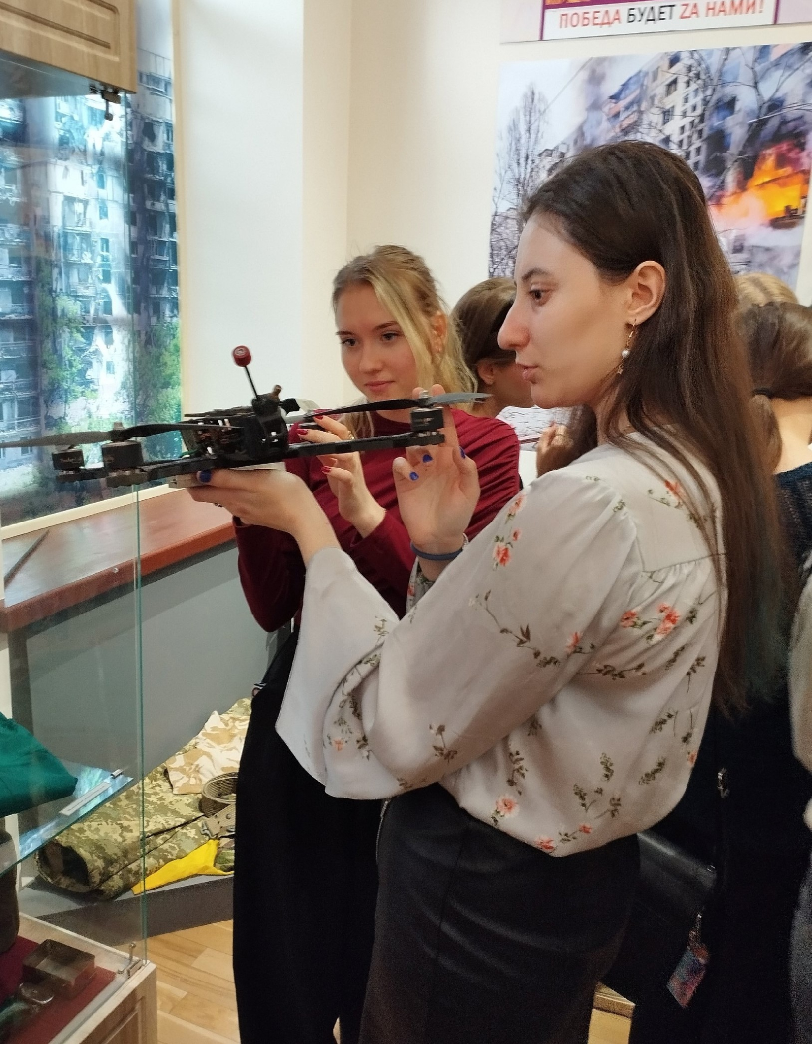 Посещение студентами патриотической выставки «Своих не бросаем»